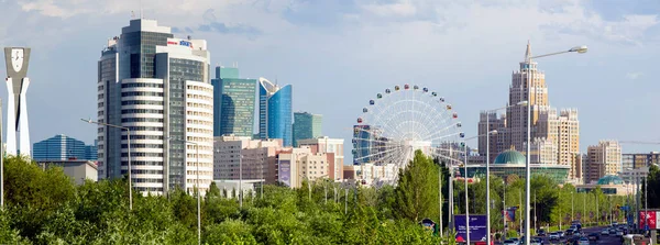 Kazakistan Cumhuriyeti 'nin başkenti Nur-Sultan (Astana), Ishim Nehri' nin pitoresk bir kıyısında yer almaktadır. Fotoğraf 06: 13 2020 'de çekildi.