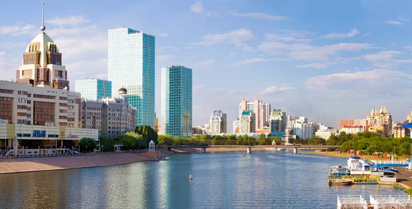 Kazakistan Cumhuriyeti 'nin başkenti Nur-Sultan (Astana), Ishim Nehri' nin pitoresk bir kıyısında yer almaktadır. Fotoğraf 06: 13 2020 'de çekildi.