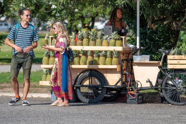 Belem, Lizbon, Portekiz 30 / 09 / 2020 Kız ananas satıyor