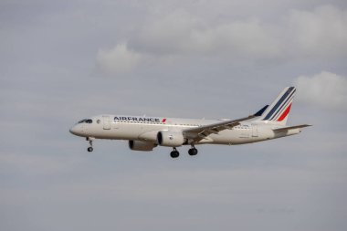 Modern yolcu uçağı iniş pistine yaklaşıyor.