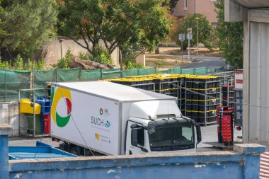 Portekiz Ulusal Sağlık Servisi 'nin beyaz kamyonu - sns - tıbbi atık konteynırlarını bir atık yönetim tesisine taşıyor