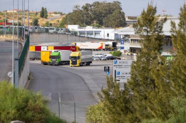 Lizbon Humberto Delgado Uluslararası Havaalanı, Portekiz 'deki Wap Kargo Lojistik Merkezi' ne birkaç kamyon park etmiş.