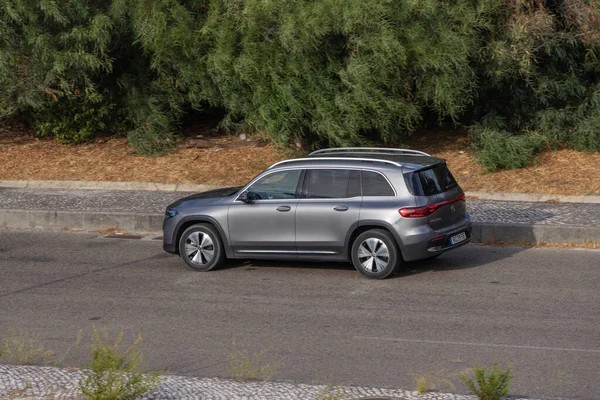 Modern elektrikli Mercedes Benz Eqb sakin bir banliyö yolunda sürüyor, sürdürülebilir ulaşım sergiliyor