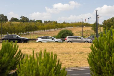 Lizbon, Portekiz 'de güneşli bir günde ikinci dairesel - 2 dairesel - kentsel yolda giden arabalar