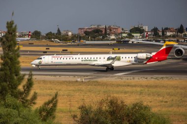 İberya bölgesel hava nostrum crj 1000 uçak bir havaalanı pistinde taksicilik yapıyor