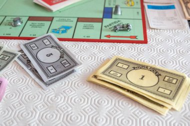 Mali ve gayrımenkul kavramlarını resmeden, yatırım, strateji ve zenginlik birikimine odaklanan tekel parası ve masa oyunu