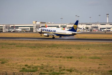Ryanair uçağı bir havaalanının pistine iniyor.