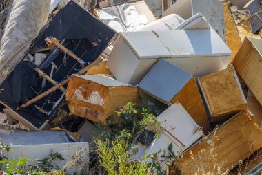 Çöpe atılan buzdolabı ve ev aletleri doğal çevreyi kirletiyor ve gezegen için bir risk oluşturuyor.