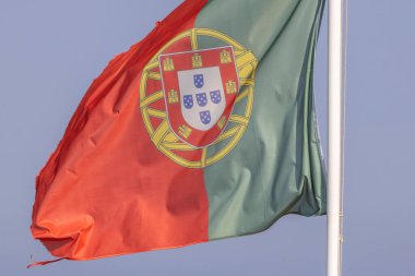 Portekiz bayrağı açık gökyüzünde rüzgarda dalgalanıyor