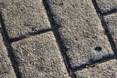 Yapılandırılmış beton kaldırım yüzeyinin ayrıntılı görünümü, toplam malzeme ve inşaatı vurguluyor