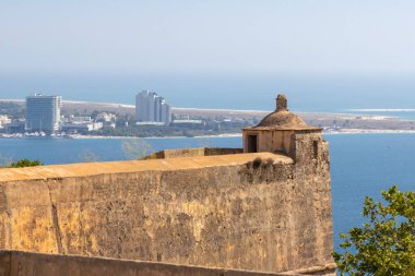 Sao filipe kalesinin manzarası, setubal, Portekiz 'in tarihi bir simgesi, sado haliçinin karşısındaki troia yarımadasına bakıyor.