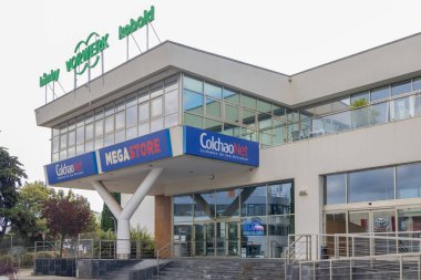 Portekiz 'in ticari bir bölgesinde ev aletleri ve yatakları temsil eden modern perakende satış vorwerk, kobold ve colchaonet markaları.