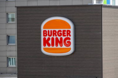 Burger King logosu küresel fast food zincirini temsil eden modern bir binada belirgin bir şekilde sergilenmektedir.