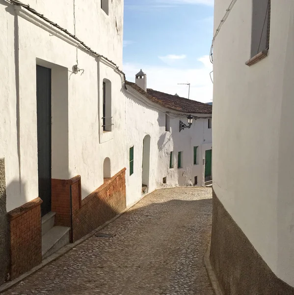 Wąska Ulica Starym Mieście Białymi Budynkami Hiszpańskie Ulice — Zdjęcie stockowe