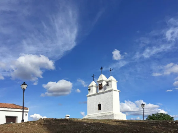 Costruzione Cattolica Con Croci Una Collina Contro Cielo Blu Nuvoloso — Foto Stock