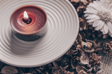 İç mekanda hala mum ile atmosfer, ev dekorasyonu unsurları, konfor konsepti, konfor ve biraz gizem