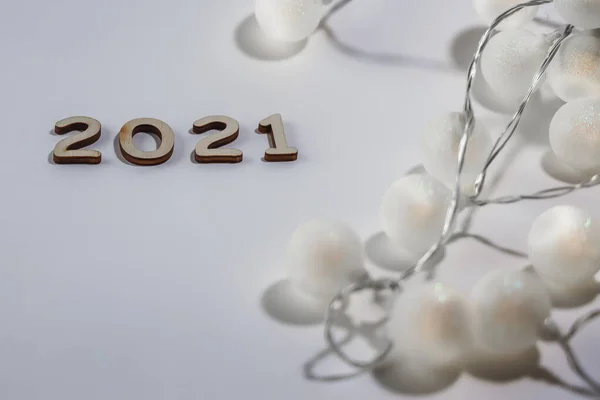 Mutlu Noeller ve mutlu yeni yıl konsepti, 2021 numaralı ahşap sayılar küçük parlak toplar üzerinde