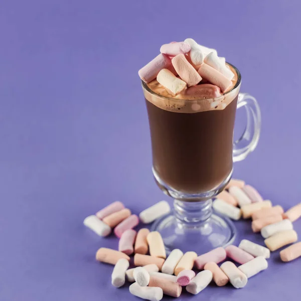 Kaffeegetränk Mit Marshmallow Bonbons Glasschale Auf Minimalistischem Hintergrund — Stockfoto