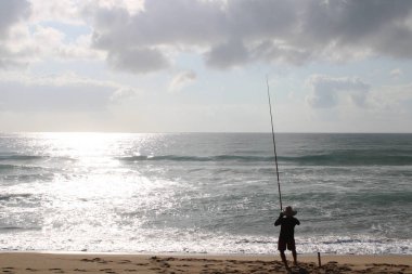 Sahildeki balıkçı.