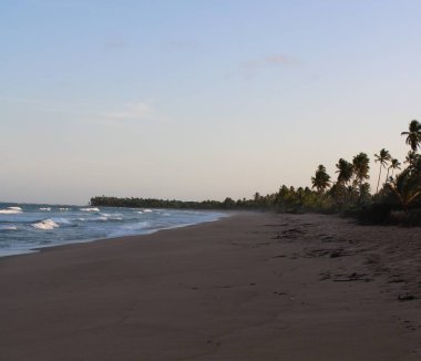 Brezilya sahilinde alacakaranlık.