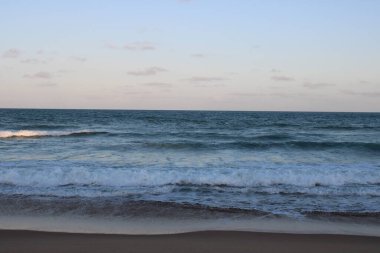 Brezilya sahilinde alacakaranlık.