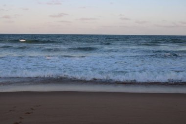 Brezilya sahilinde alacakaranlık.