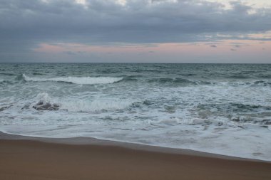 Brezilya sahilinde alacakaranlık.