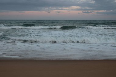 Brezilya sahilinde alacakaranlık.