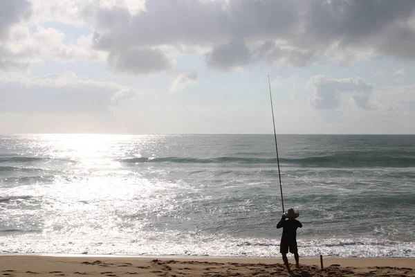 Sahildeki balıkçı.