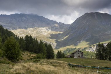 Yaz aylarında İtalyan alp manzara