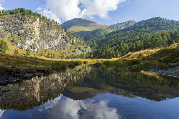 Yaz aylarında İtalyan alp manzara