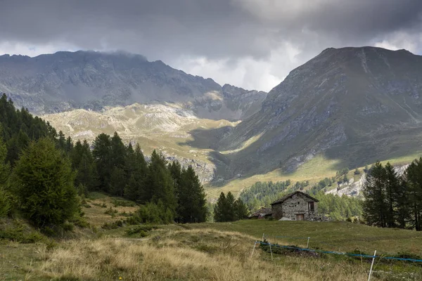 Yaz aylarında İtalyan alp manzara