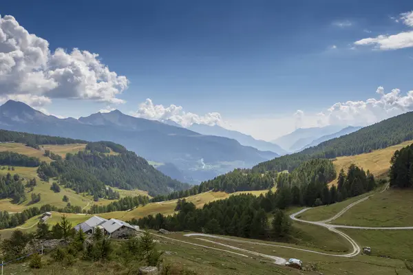 Yaz aylarında İtalyan alp manzara