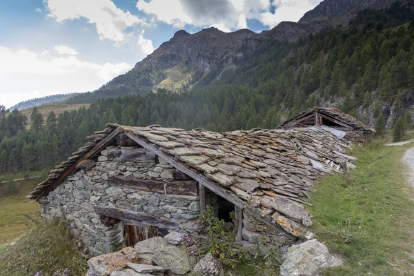 Yaz aylarında İtalyan alp manzara