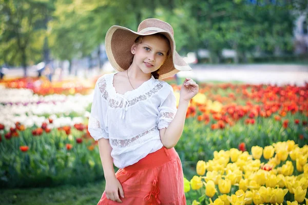 Портрет Красивой Девушки Фоне Тюльпанового Луга — стоковое фото