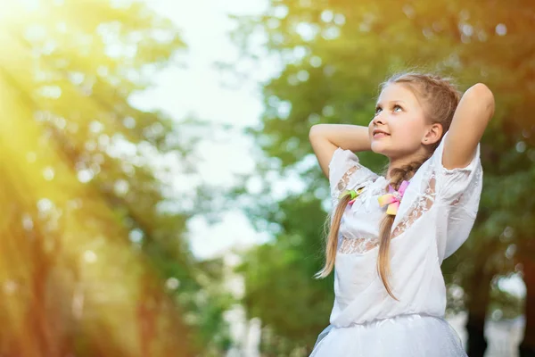 Felice Bella Ragazza Gode Della Natura — Foto Stock