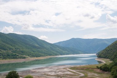 Svaneti Gürcistan'daki Inguri Nehri'nde baraj gölünün güzel manzara .