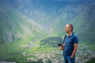 Adam Gezgin güzel Dağları arka plan üzerinde