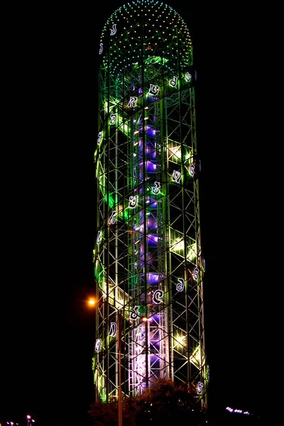 Batumi, Georgia .Alphabet Tower en la iluminación nocturna — Foto de Stock