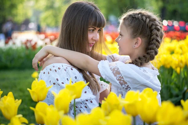 Счастливые мама и дочь обнимают друг друга — стоковое фото