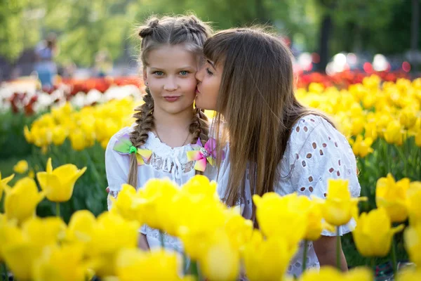Maman embrasse fille dans un beau parc — Photo
