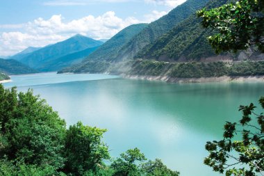 Svaneti Gürcistan'daki Inguri Nehri'nde baraj gölünün güzel manzara .