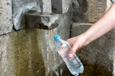 bahar su şişesi pyrenees dağ elinde tutan dolgu kaynağı