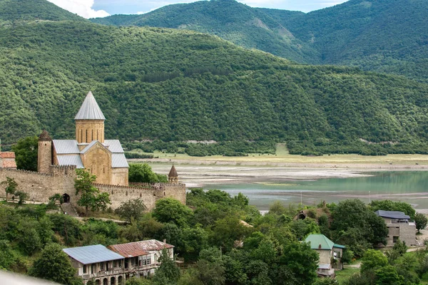 Ananuri je hradní komplex na řece Aragvi v Gruzii. — Stock fotografie