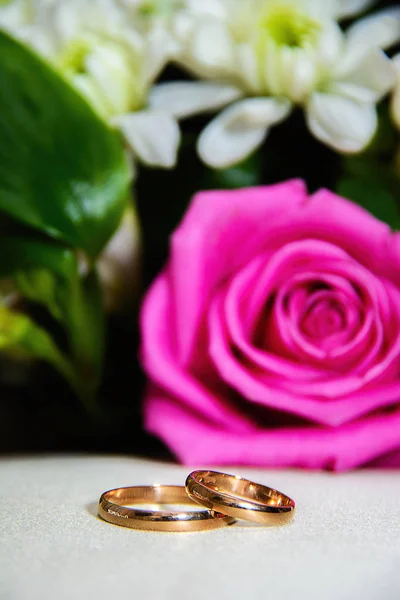 Pierścionek zaręczynowy z kwiatami — Zdjęcie stockowe