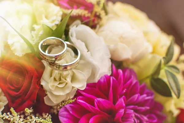Pierścionek zaręczynowy z kwiatami — Zdjęcie stockowe