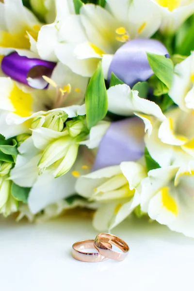 Förlovningsring med blommor — Stockfoto