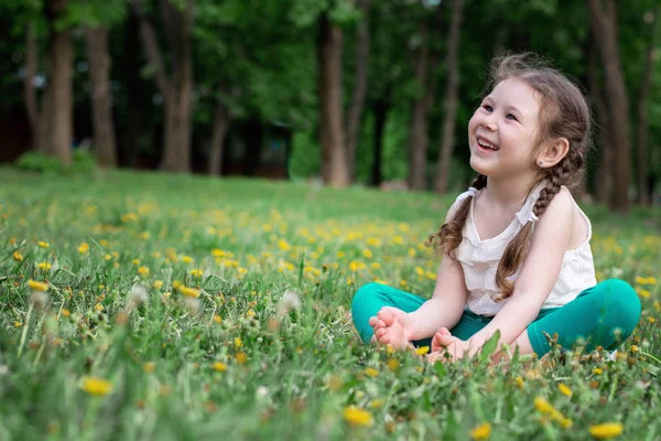 Mutlu bir çocuk yaz Park — Stok fotoğraf