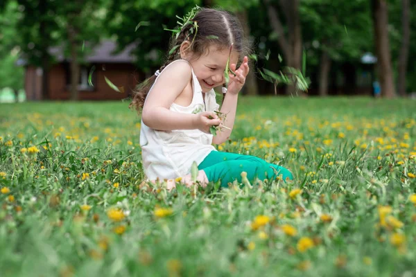 Lycklig tjej som leker i sommar parken — Stockfoto