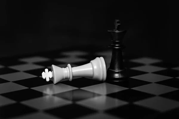 Bir satranç oyunu ve iş oynamak